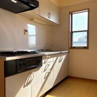 京都市左京区田中下柳町40の賃貸物件/キッチンの横にも窓があって明るい空間。ここでトーストを焼いて、コーヒーを淹れてバルコニーで食べれば完璧な朝を過ごせそう