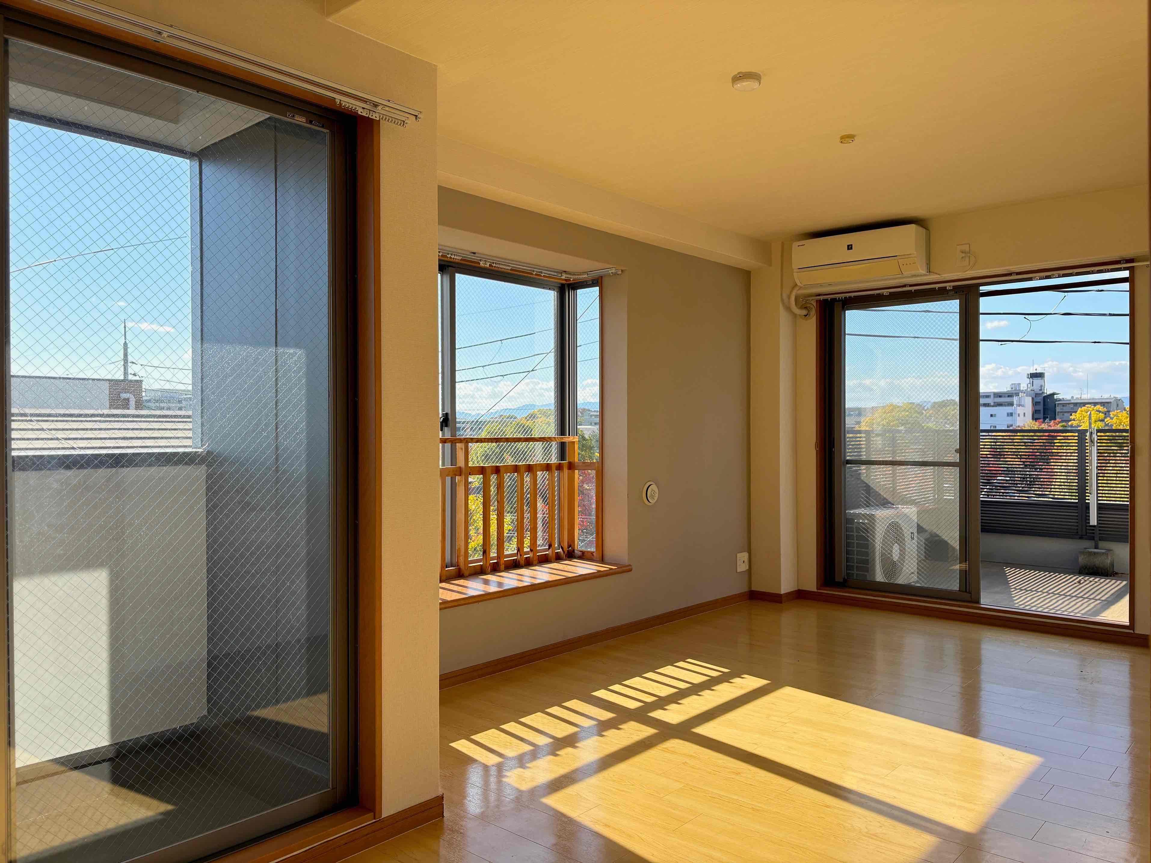 京都市左京区田中下柳町40の賃貸物件/左の窓の向こうもコンパクトなバルコニーで東南西の計3か所にバルコニーが設けられています。