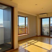 京都市左京区田中下柳町40の賃貸物件/左の窓の向こうもコンパクトなバルコニーで東南西の計3か所にバルコニーが設けられています。