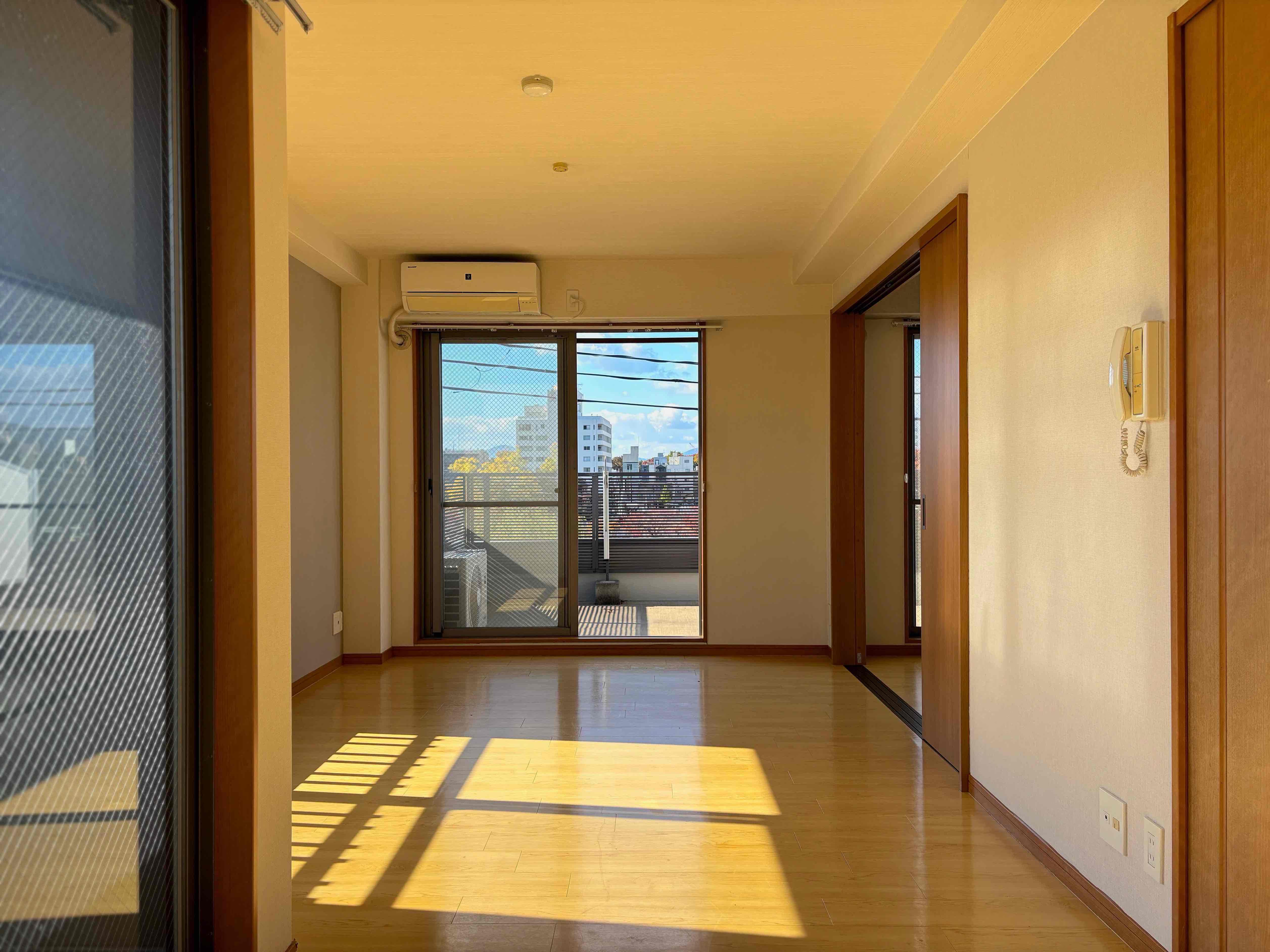 京都市左京区田中下柳町40の賃貸物件/リビングダイニングは南と西に窓があり、冬場なら日中はずっと暖かな空気に包まれそう