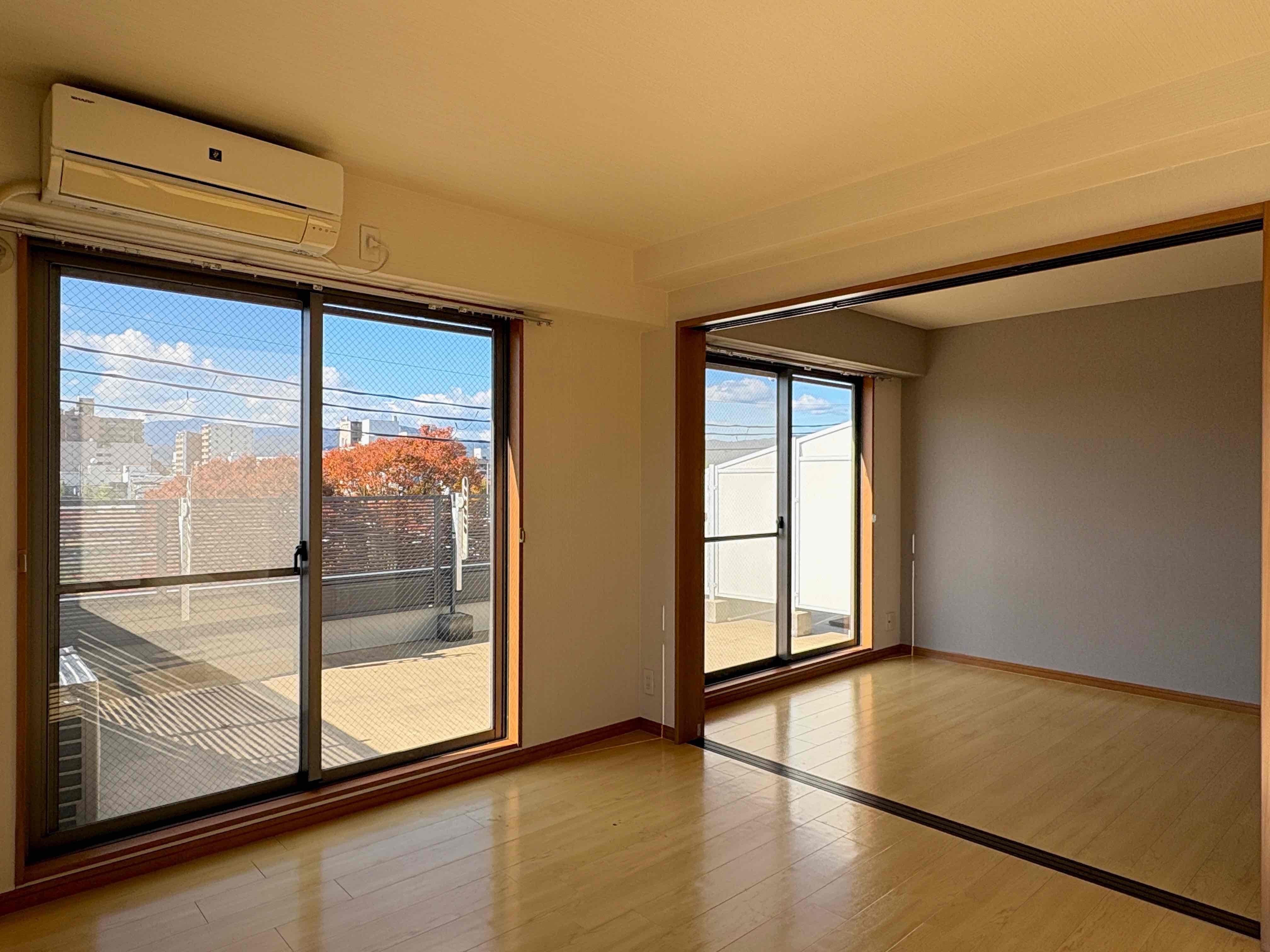 京都市左京区田中下柳町40の賃貸物件/バルコニーに面した開口部は大きく2ヵ所に設けられていて開放感が溢れる