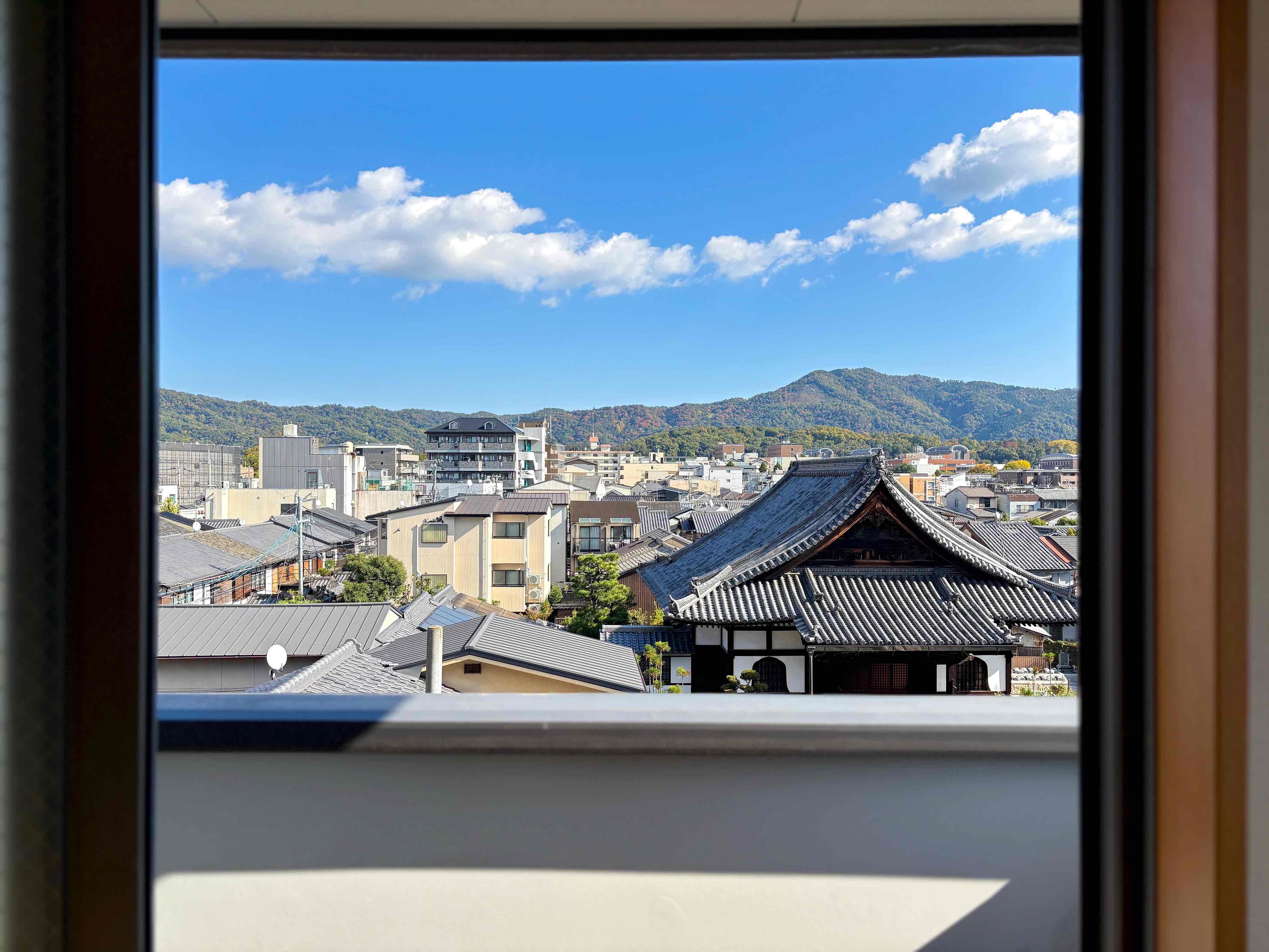 京都市左京区田中下柳町40の賃貸物件/東側の窓を開けると真正面には大文字。特等席で眺める送り火がイメージできます。