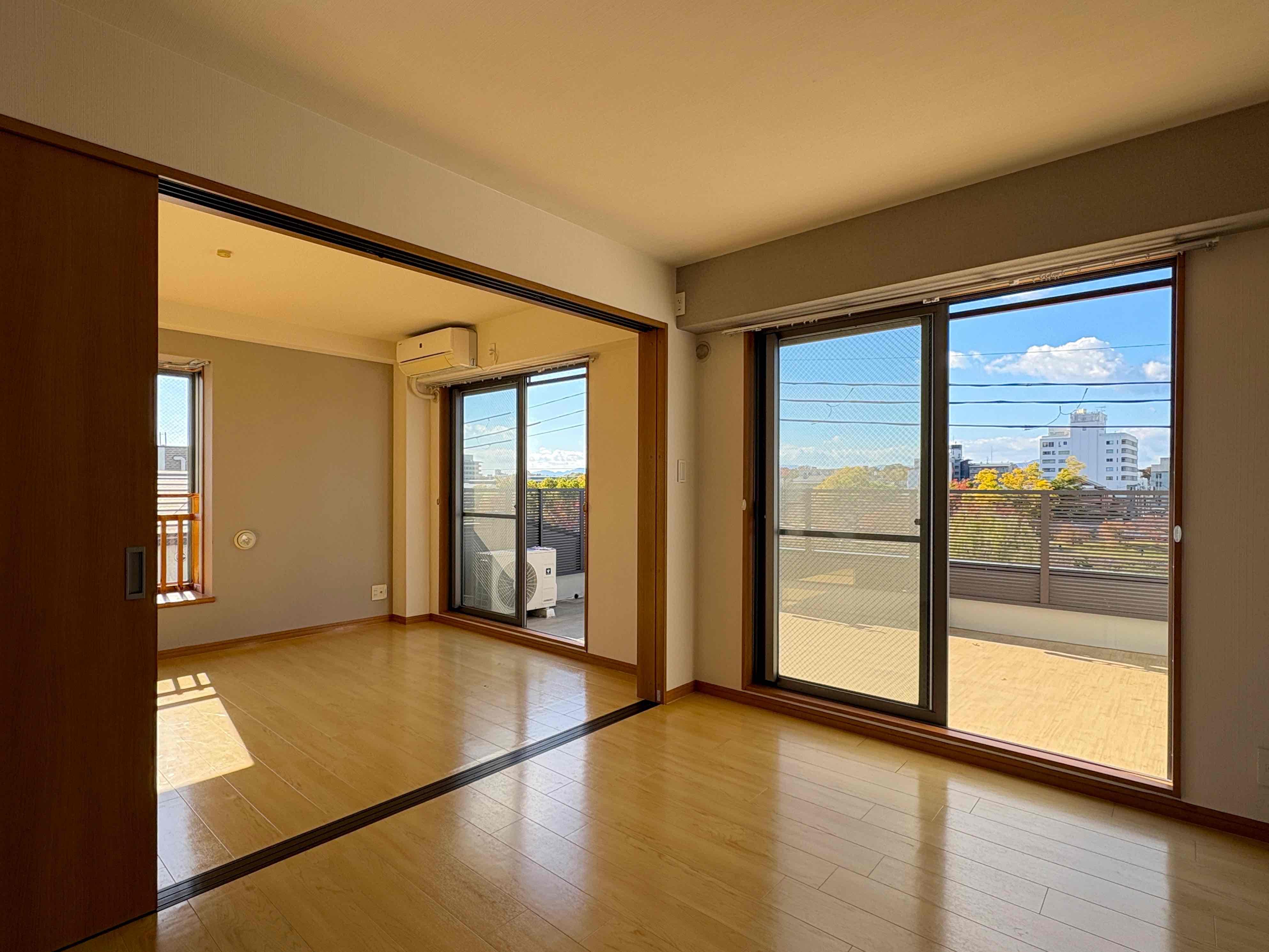 京都市左京区田中下柳町40の賃貸物件/リビングダイニングと洋室は3枚の引き戸で区切ることが出来ます。開けておいて広々と使用できる選択肢があるのが嬉しい