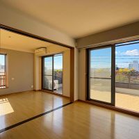 京都市左京区田中下柳町40の賃貸物件/リビングダイニングと洋室は3枚の引き戸で区切ることが出来ます。開けておいて広々と使用できる選択肢があるのが嬉しい