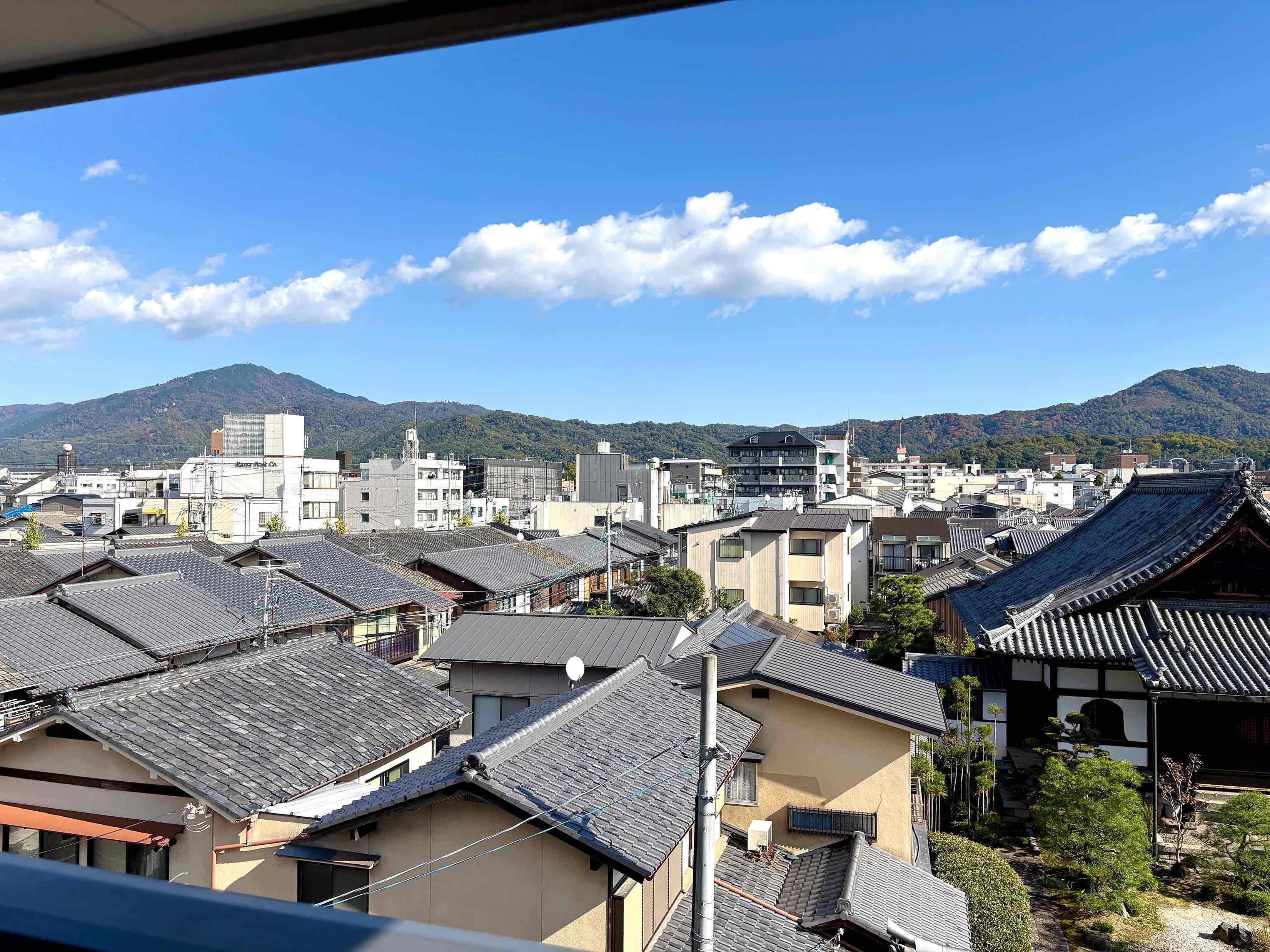 京都市左京区田中下柳町40の賃貸物件/少しだけ北を向くと比叡山。東山連峰から昇る朝日が美しいはず