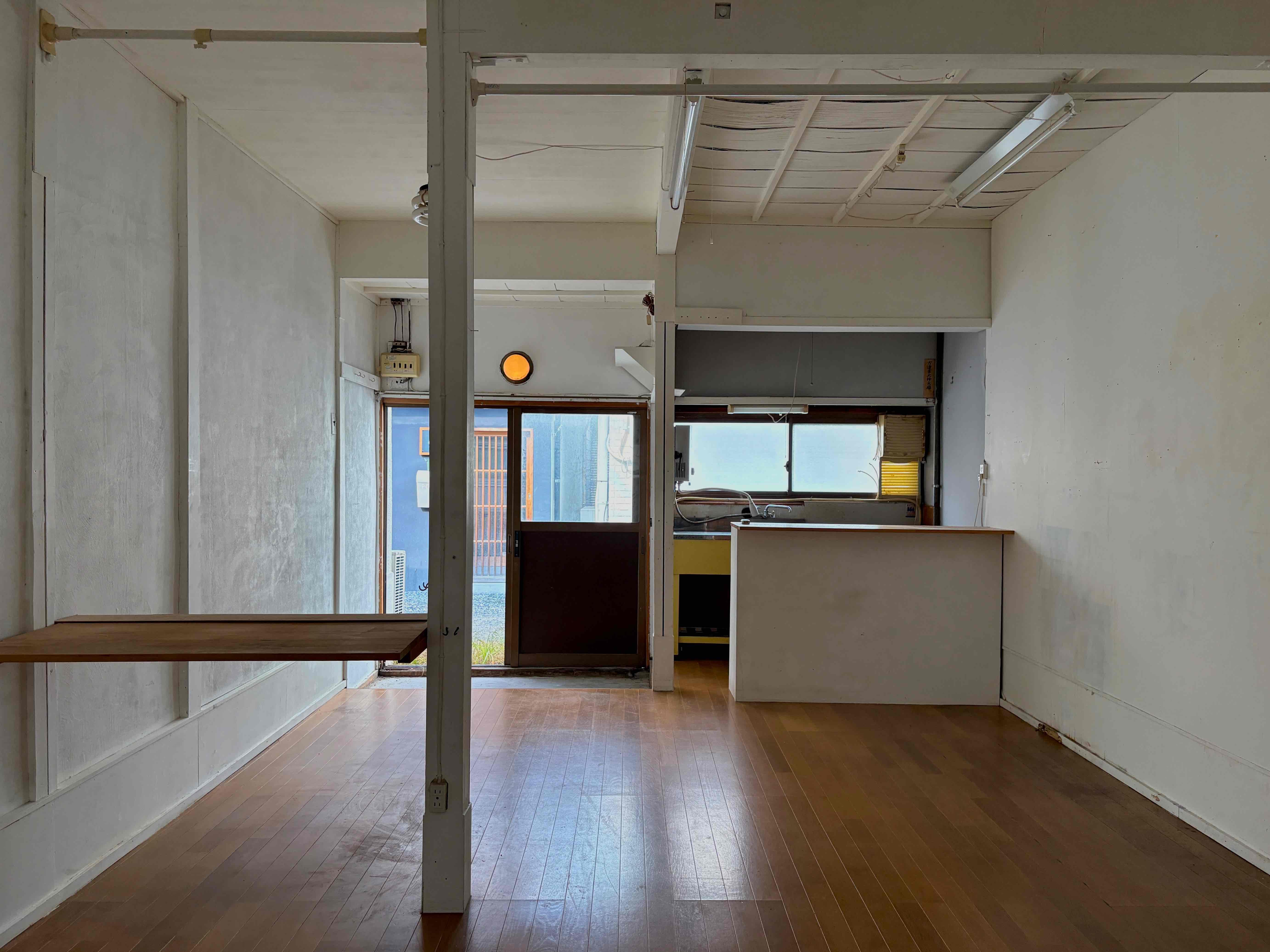 京都市右京区西院春栄町41-11の賃貸物件/特に入り口付近は長屋にしては明るい