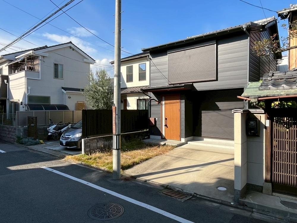 京都市北区紫竹上芝本町64の売買物件/電柱が立ってますが、前道が広いのでストレスなく駐車できる（サイズによっては2台可能）