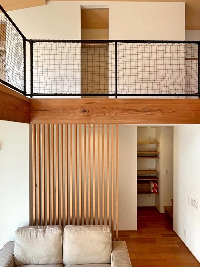 京都市北区紫竹上芝本町64の売買物件/格子の後ろは玄関への廊下。その後ろにトイレ。