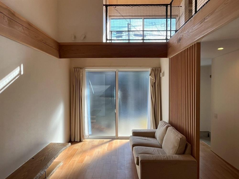 京都市北区紫竹上芝本町64の売買物件/しっかりと陽の射す1階リビングは通行人の目線が気にならない様に型ガラスに。