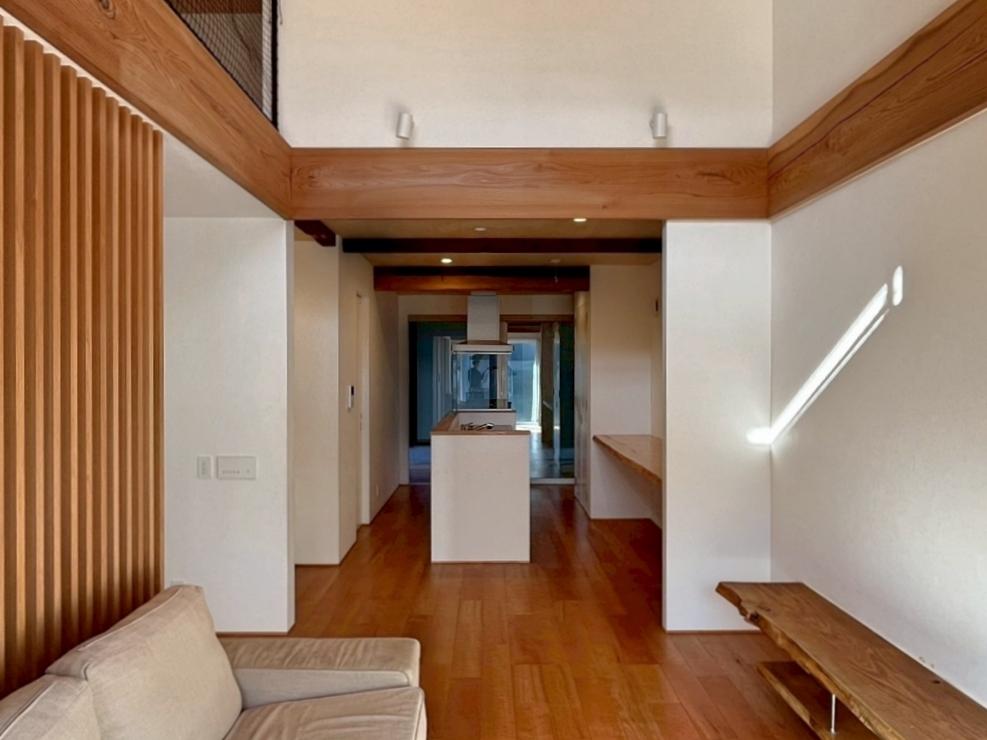 京都市北区紫竹上芝本町64の売買物件/キッチン奥からデッキを渡って離れへと続いていく