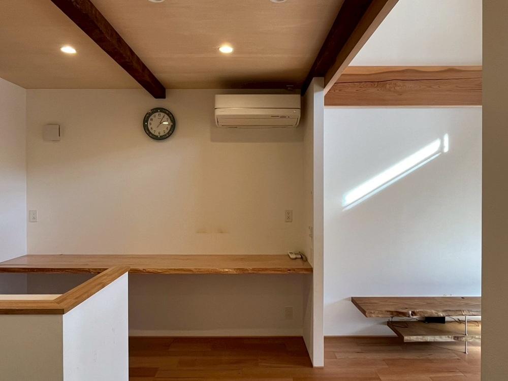 京都市北区紫竹上芝本町64の売買物件/キッチン背面には幅2.8mの大きなカウンター。リビング側にもTV台が造作済み。