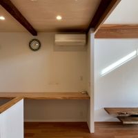 京都市北区紫竹上芝本町64の売買物件/キッチン背面には幅2.8mの大きなカウンター。リビング側にもTV台が造作済み。