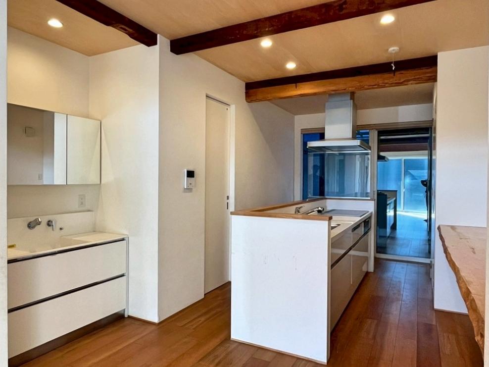 京都市北区紫竹上芝本町64の売買物件/キッチンはIHコンロ。洗面は室内のスタイル。