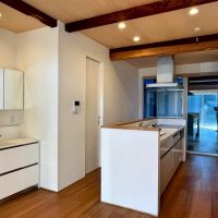 京都市北区紫竹上芝本町64の売買物件/キッチンはIHコンロ。洗面は室内のスタイル。