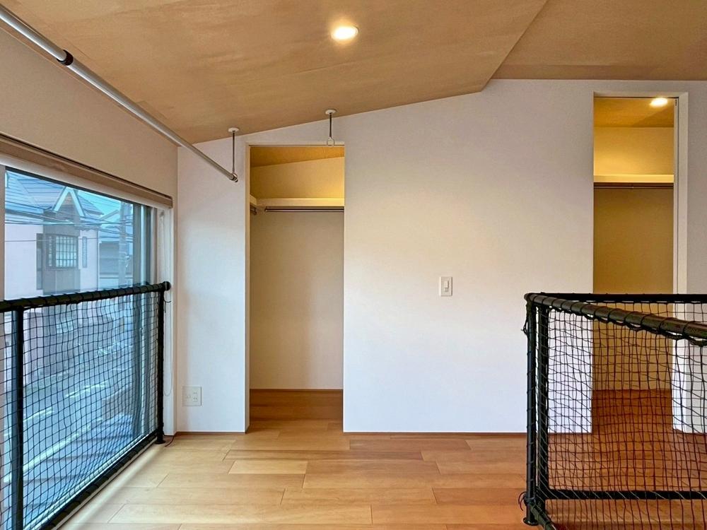 京都市北区紫竹上芝本町64の売買物件/正面2ヵ所は収納スペース。どちらも引戸で閉じれます。