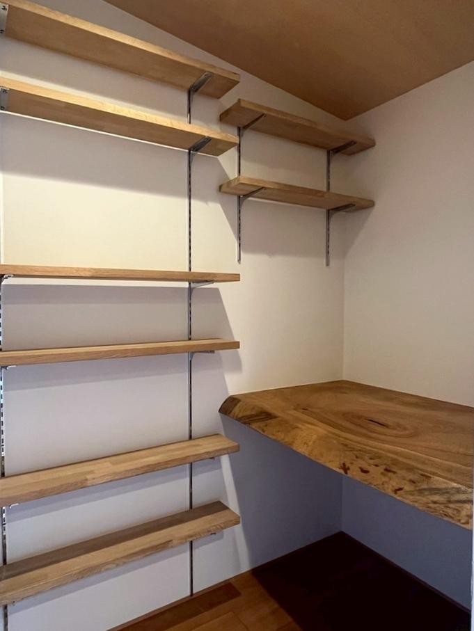 京都市北区紫竹上芝本町64の売買物件/ここが籠れるワークスペース。天板はナラ材。