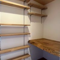 京都市北区紫竹上芝本町64の売買物件/ここが籠れるワークスペース。天板はナラ材。