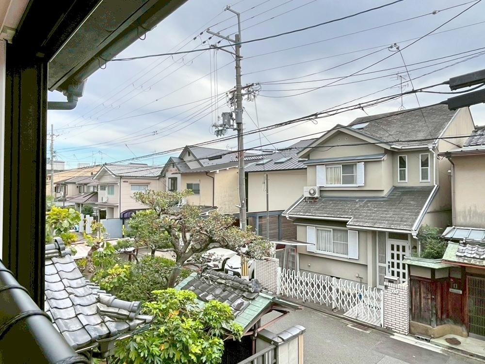 京都市北区紫竹上芝本町64の売買物件/周辺は低層住宅ば並んでいる。西向き一方通行の前道の幅員は6mある。