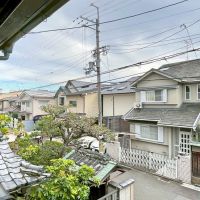 京都市北区紫竹上芝本町64の売買物件/周辺は低層住宅ば並んでいる。西向き一方通行の前道の幅員は6mある。