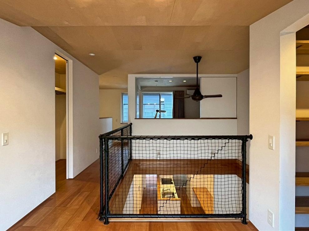 京都市北区紫竹上芝本町64の売買物件/天井はシナベニア。壁面はクロス張り。床材はブラックチェリーの無垢。手摺りは頑丈そう。