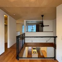 京都市北区紫竹上芝本町64の売買物件/天井はシナベニア。壁面はクロス張り。床材はブラックチェリーの無垢。手摺りは頑丈そう。