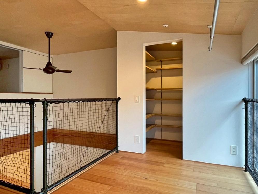 京都市北区紫竹上芝本町64の売買物件/2階の南側にフリースペース。奥に見えるのは籠れるワークスペース。