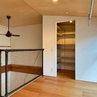 京都市北区紫竹上芝本町64の売買物件/2階の南側にフリースペース。奥に見えるのは籠れるワークスペース。