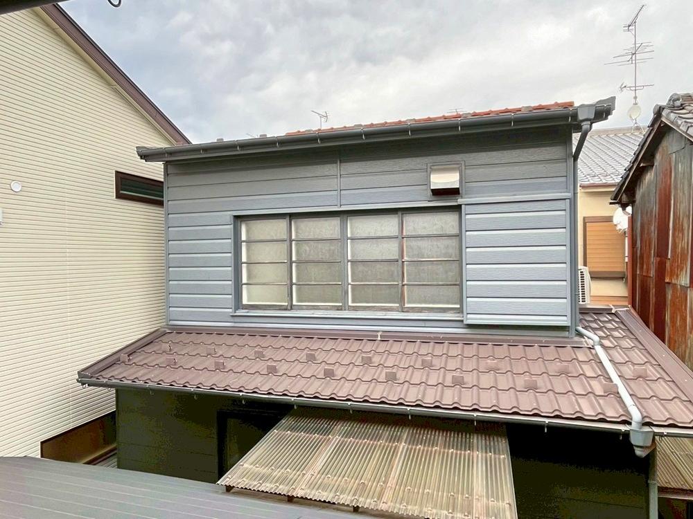 京都市北区紫竹上芝本町64の売買物件/母屋2階から見る離れ。おーい！って声を掛ければ聞こえる距離感