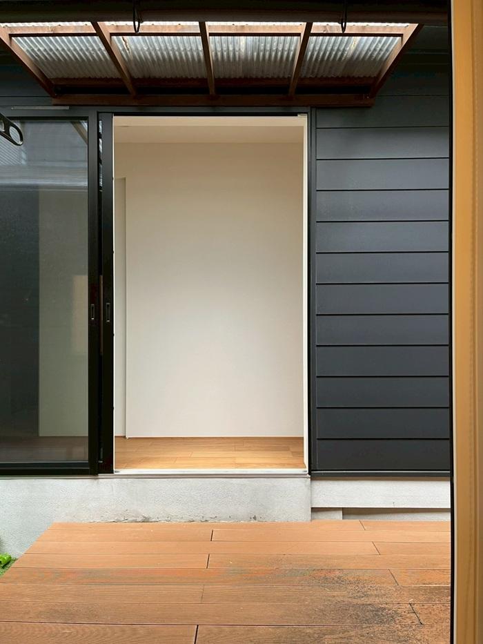 京都市北区紫竹上芝本町64の売買物件/母屋と離れはデッキを渡って行き来する。波板で雨対策してあります。