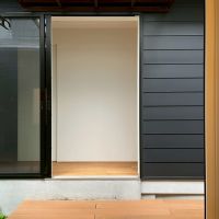 京都市北区紫竹上芝本町64の売買物件/母屋と離れはデッキを渡って行き来する。波板で雨対策してあります。