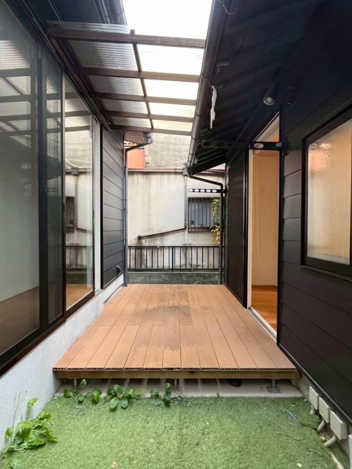京都市北区紫竹上芝本町64の売買物件/家族でBBQは出来そうな中庭の広さ。一部は人工芝が敷いてあります。
