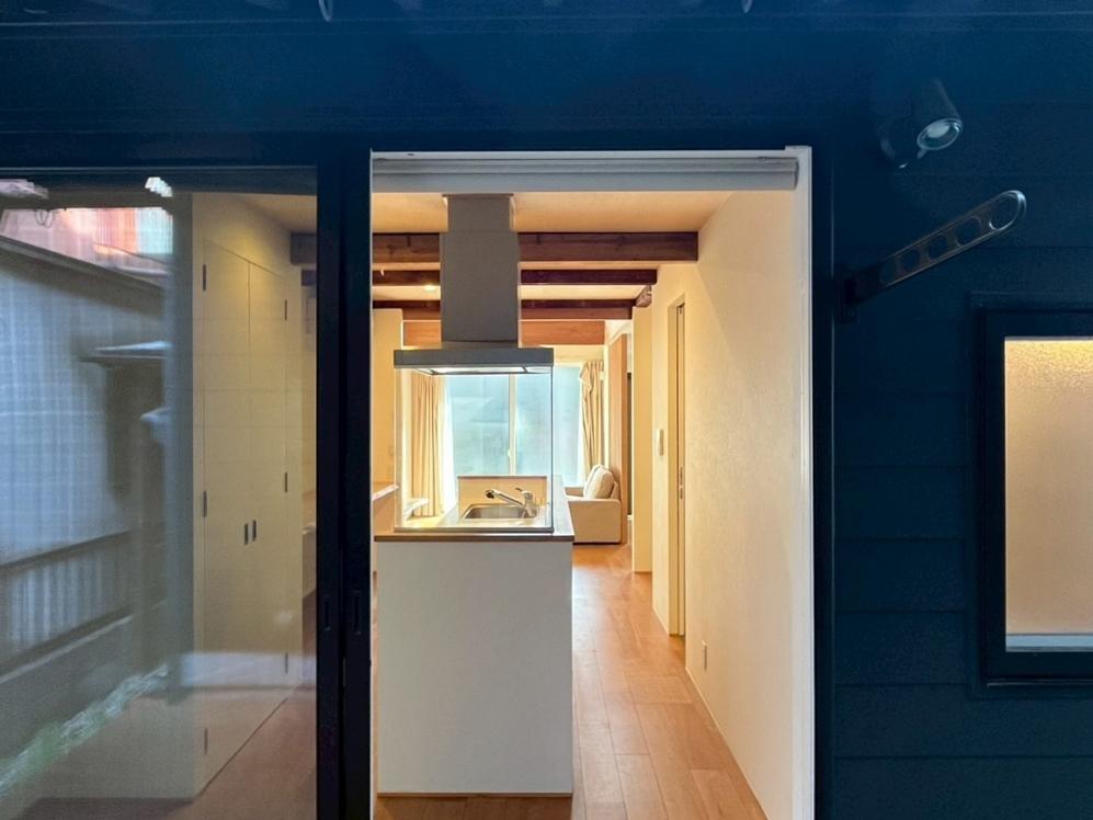 京都市北区紫竹上芝本町64の売買物件/キッチン横に掃出し窓。中庭にゴミを出したりするにも便利そうな位置関係。