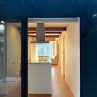 京都市北区紫竹上芝本町64の売買物件/キッチン横に掃出し窓。中庭にゴミを出したりするにも便利そうな位置関係。