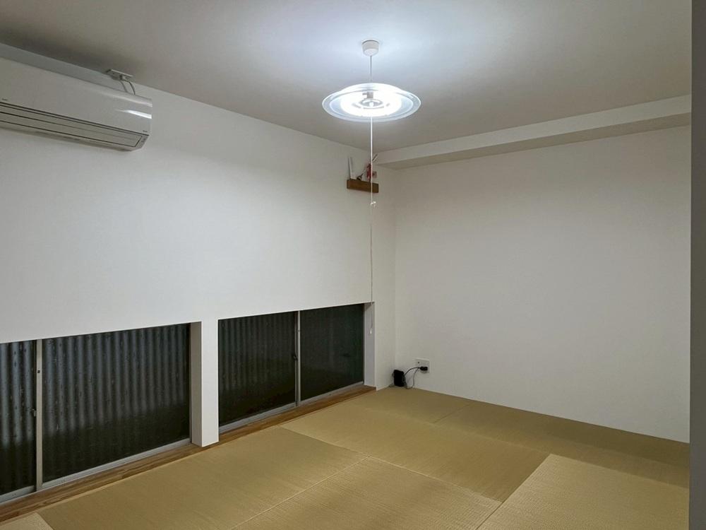 京都市北区紫竹上芝本町64の売買物件/離れ1階｜足元に古い型ガラスのサッシ。ここは少し暗め。