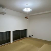 京都市北区紫竹上芝本町64の売買物件/離れ1階｜足元に古い型ガラスのサッシ。ここは少し暗め。