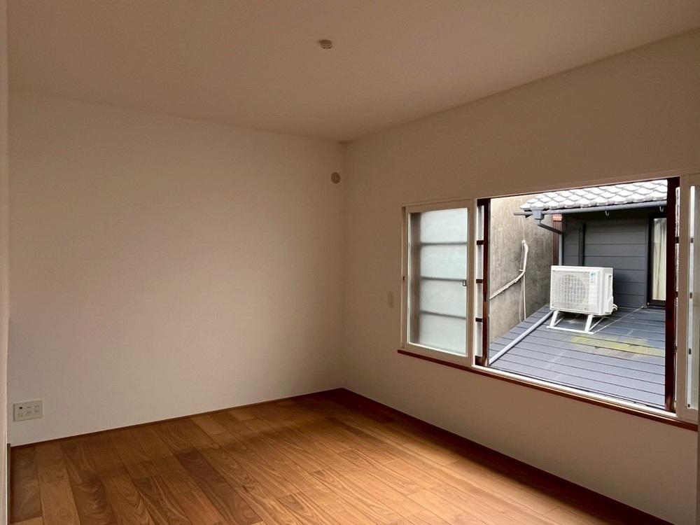 京都市北区紫竹上芝本町64の売買物件/離れ2階｜床材はウォールナット。