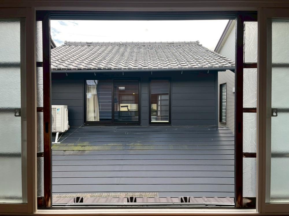 京都市北区紫竹上芝本町64の売買物件/離れ2階｜離れから見る母屋。古建具の内側にインナーサッシが設置済み。