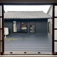 京都市北区紫竹上芝本町64の売買物件/離れ2階｜離れから見る母屋。古建具の内側にインナーサッシが設置済み。