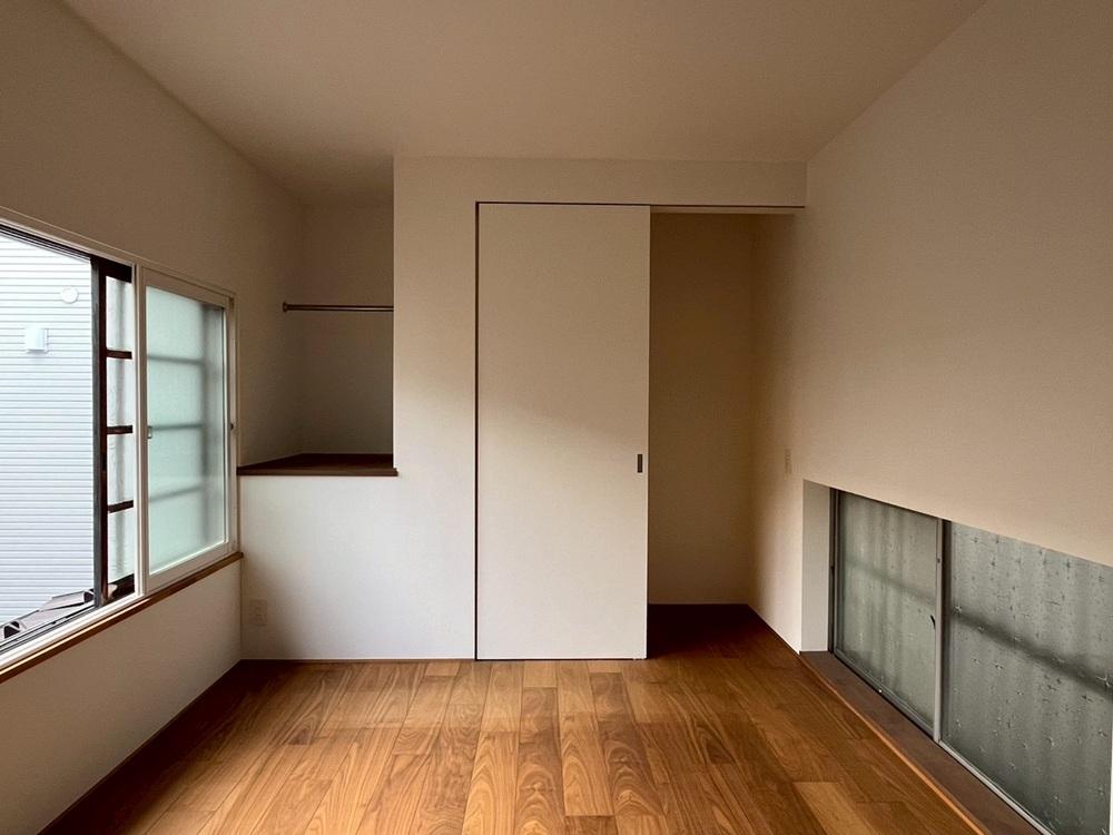 京都市北区紫竹上芝本町64の売買物件/離れ2階｜ここにも足元に開口部。寝室や子供部屋に。