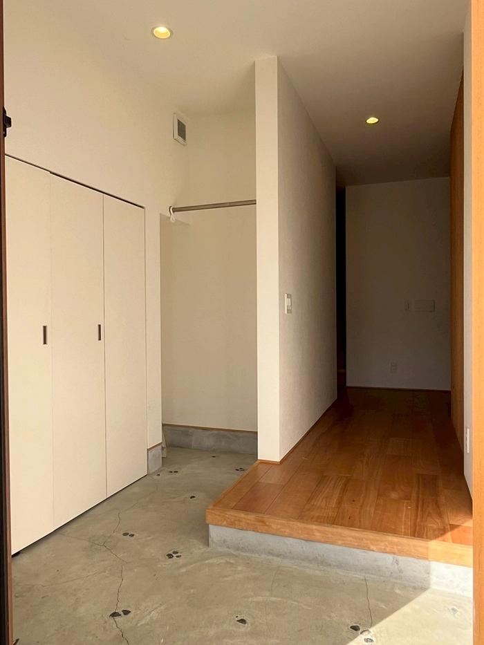 京都市北区紫竹上芝本町64の売買物件/玄関は少しゆったり目で、ベビーカーを持ち込んだり、コートを掛けておくことも出来る