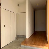 京都市北区紫竹上芝本町64の売買物件/玄関は少しゆったり目で、ベビーカーを持ち込んだり、コートを掛けておくことも出来る