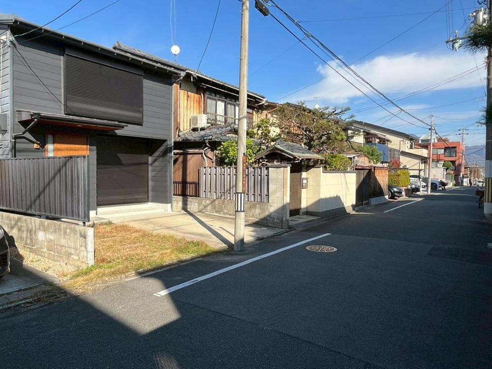 京都市北区紫竹上芝本町64の売買物件/前面道路はこの通りゆったり。交通量も少なめ。通りの先には東西共に山が見えます。