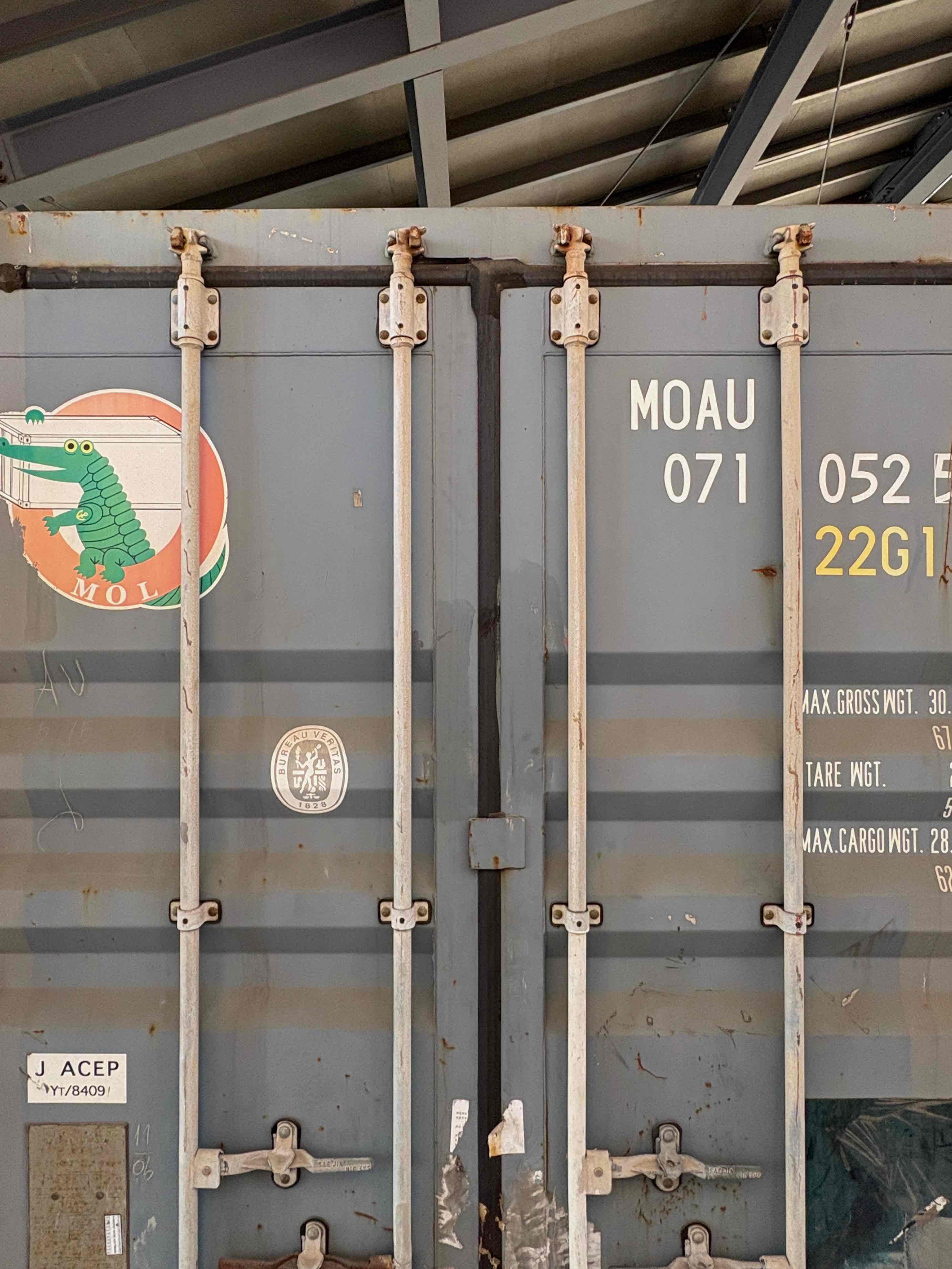 京都市中京区式阿弥町130番地の賃貸物件/9番コンテナはイギリス出身