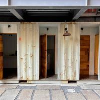 京都市中京区式阿弥町130番地の賃貸物件/1階の共用流し台とトイレ。ちゃんとコンテナです。