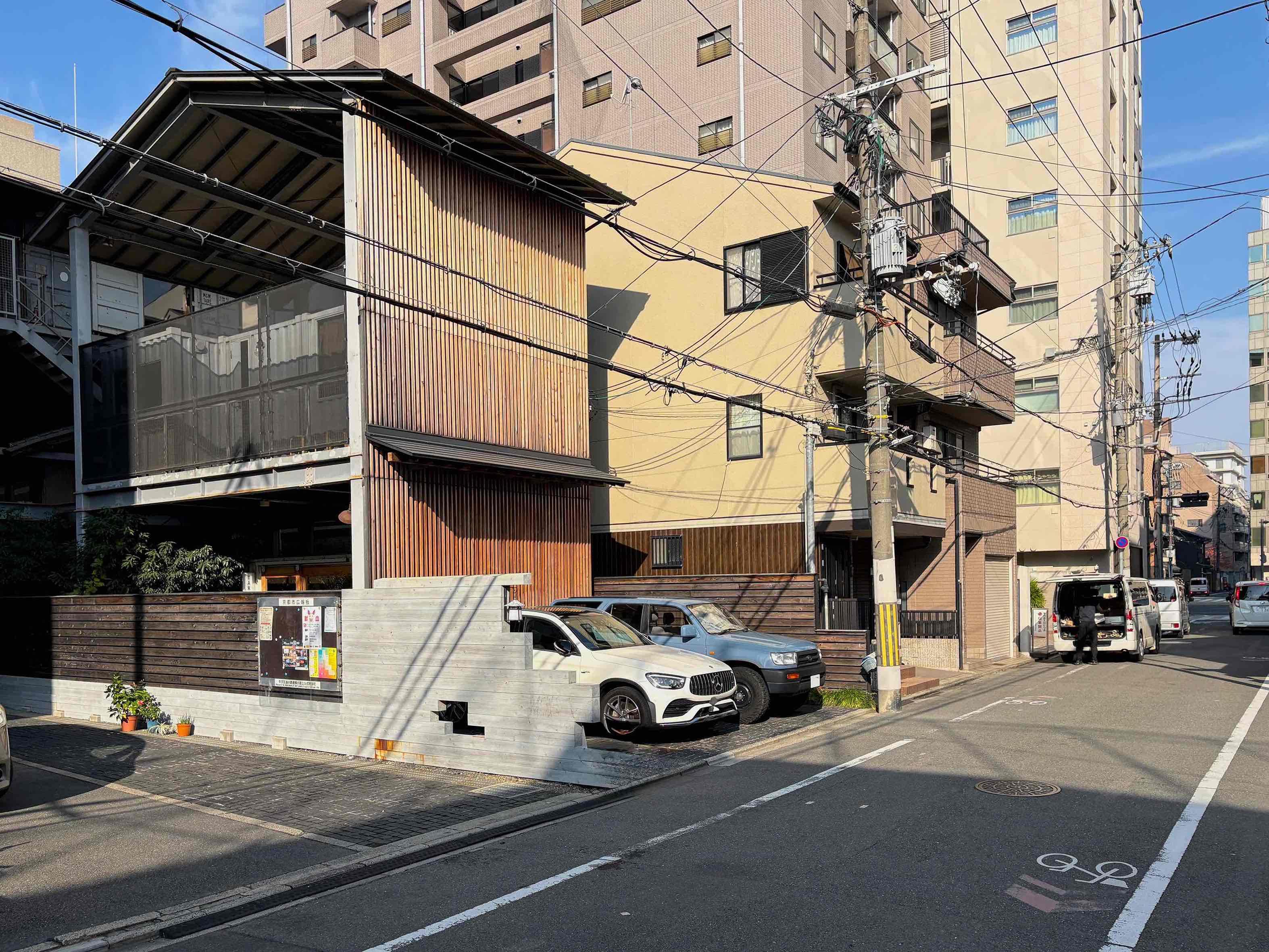 京都市中京区式阿弥町130番地の賃貸物件/前面道路の先に見える信号のある場所が御池通。