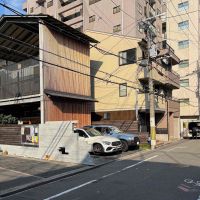 京都市中京区式阿弥町130番地の賃貸物件/前面道路の先に見える信号のある場所が御池通。