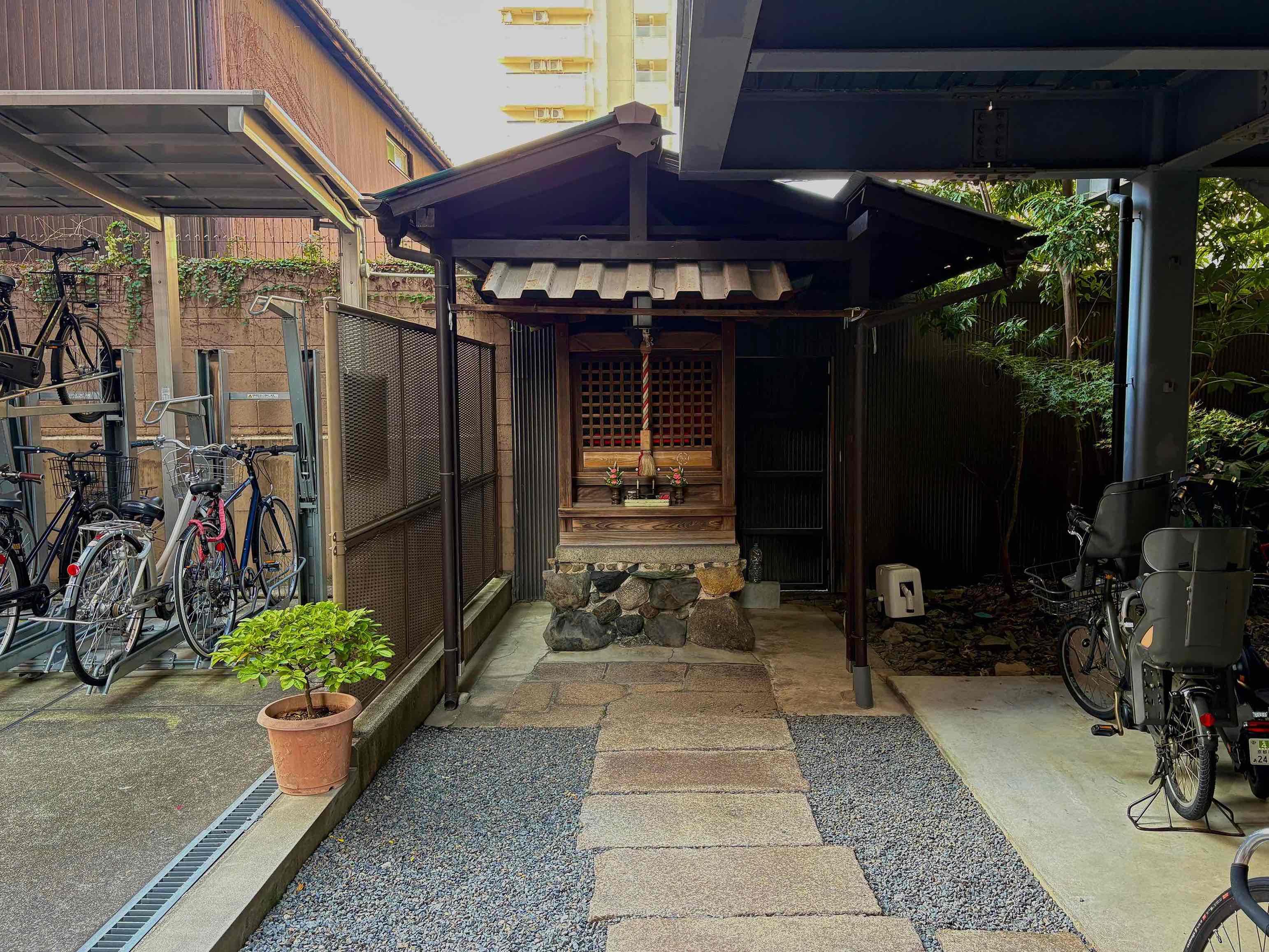 京都市中京区式阿弥町130番地の賃貸物件/昔から残り続けていたお地蔵様。毎年入地蔵盆も行われます