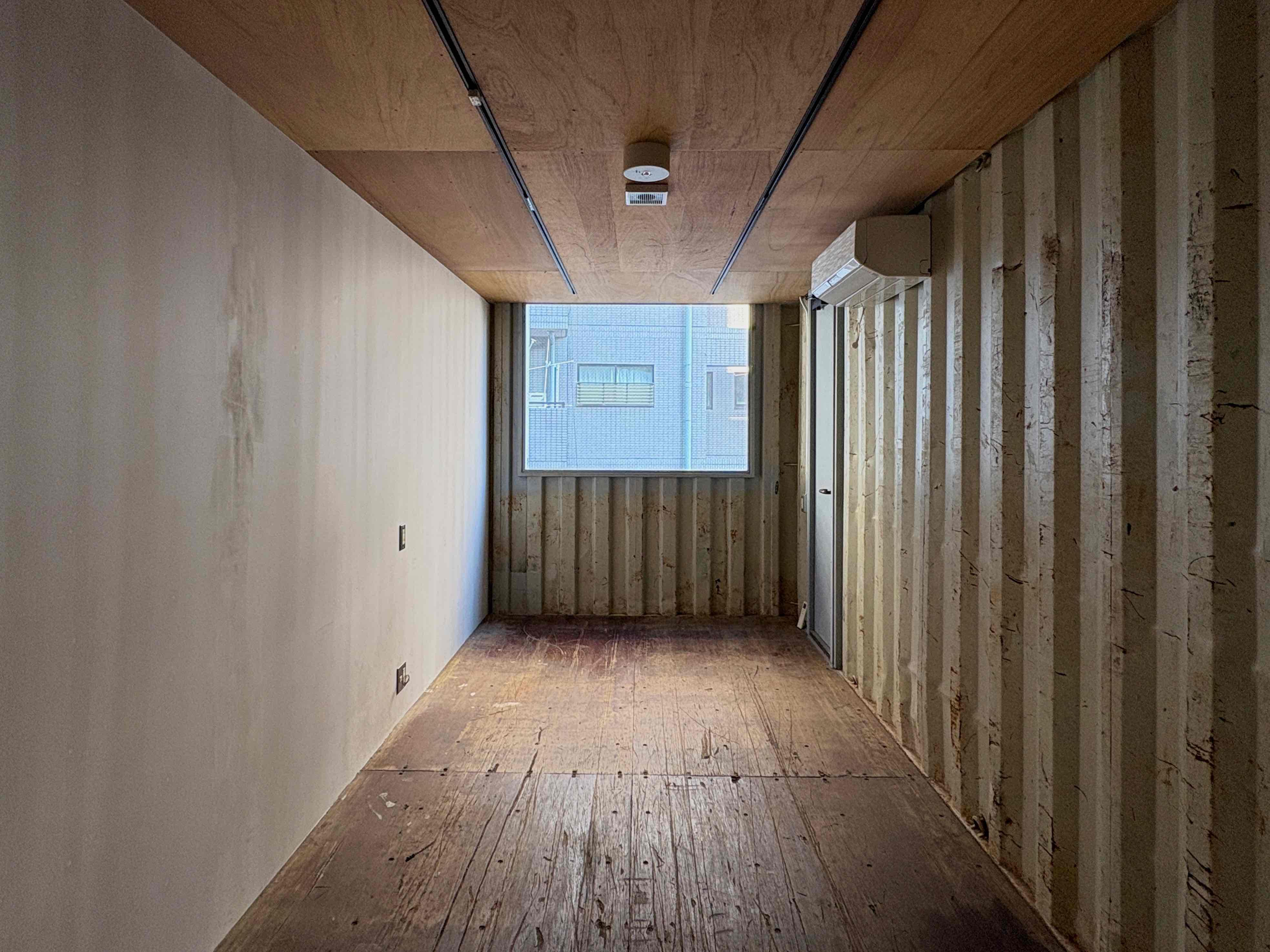 京都市中京区式阿弥町130番地の賃貸物件/7番コンテナ｜窓は9番よりも少し大きめ。こちらにはお隣さんと共用のバルコニーもついています。