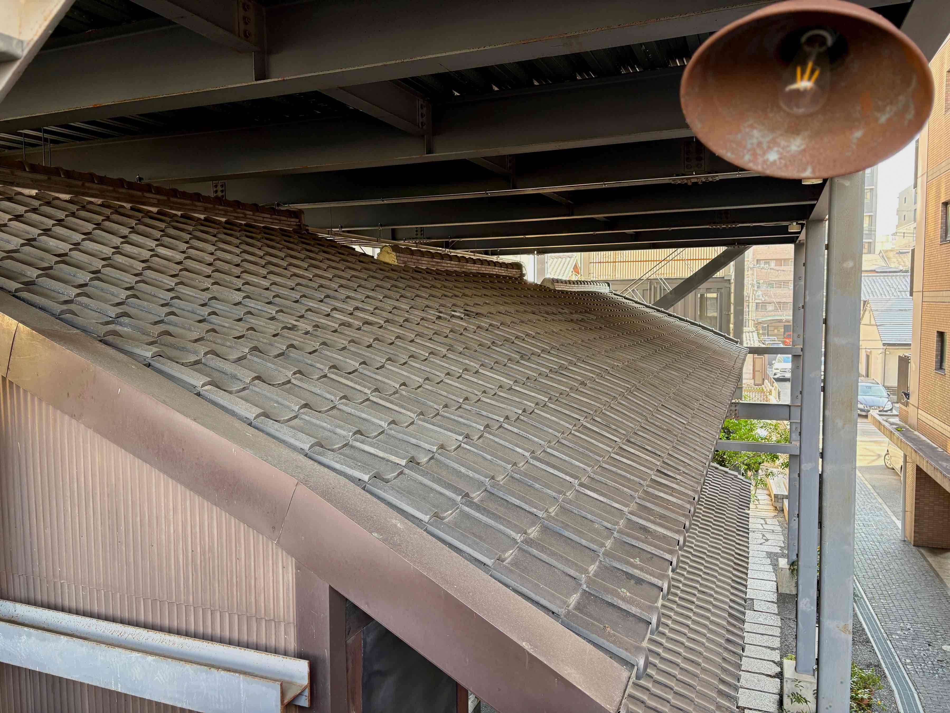 京都市中京区式阿弥町130番地の賃貸物件/長屋と鉄骨のインパクトのある関係性。