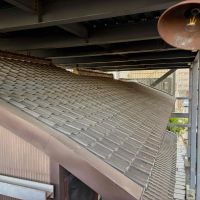 京都市中京区式阿弥町130番地の賃貸物件/長屋と鉄骨のインパクトのある関係性。